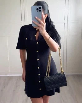 Elegancka biała dzianinowa sukienka mini dla kobiet, seksowna, dopasowana, z żebrowanym dzianinowym materiałem, z metalowymi guzikami, krótkimi rękawami, idealna na wakacyjną imprezę.